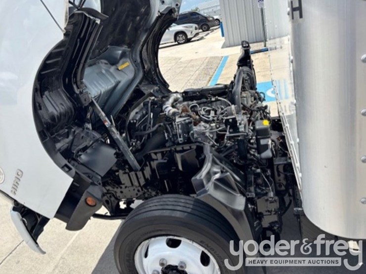 2019-hino-195-image-5