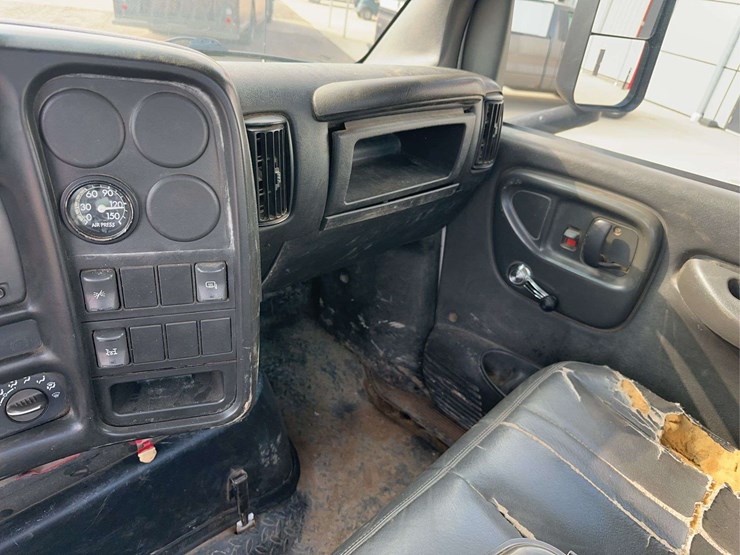 2005-chevrolet-c8500-semi-truck-image-36