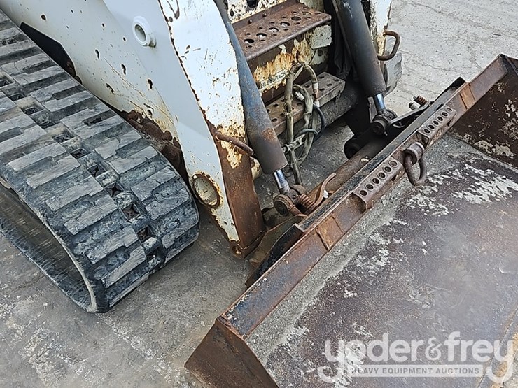 2009-bobcat-t300-image-17