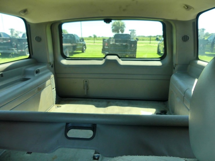2004-chevrolet-suburban-image-9