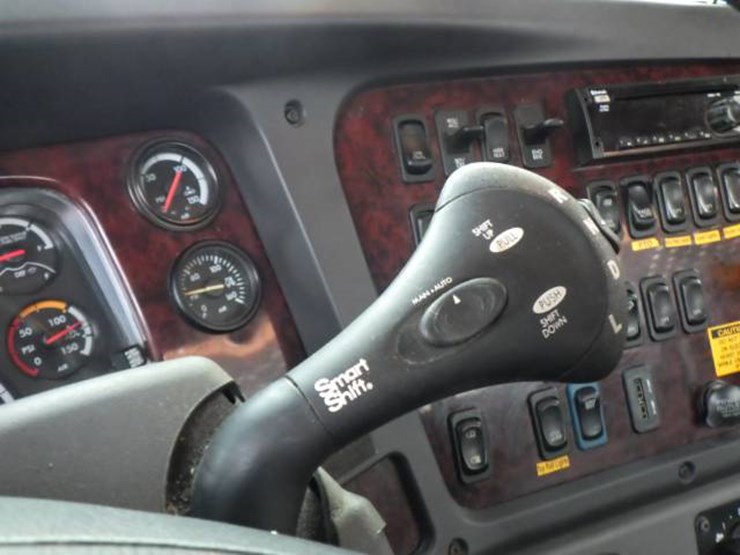 2020-freightliner-114sd-image-13