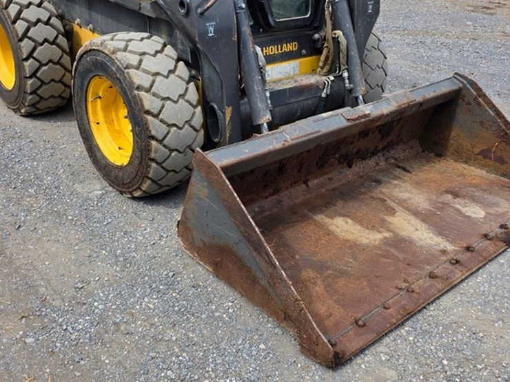 new-holland-l225-image-6