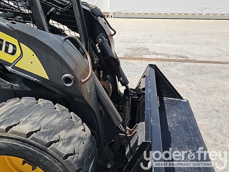 2015-new-holland-l230-image-10