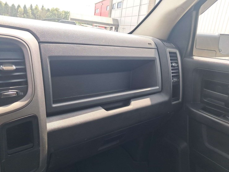 2016-ram-3500-crew-cab-pickup-image-17