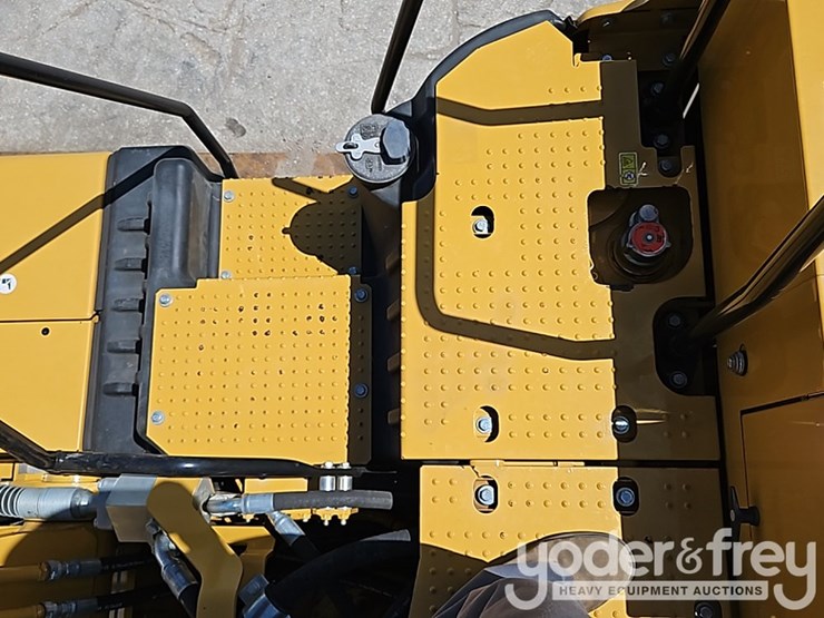 2022-caterpillar-320-image-36