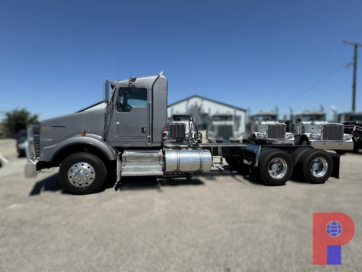 2013-kenworth-t800-image-2
