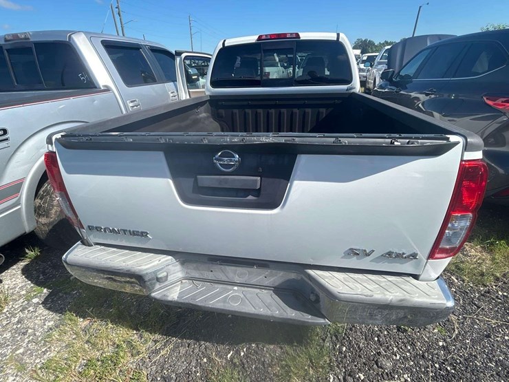 2015-nissan-frontier-sv-image-17