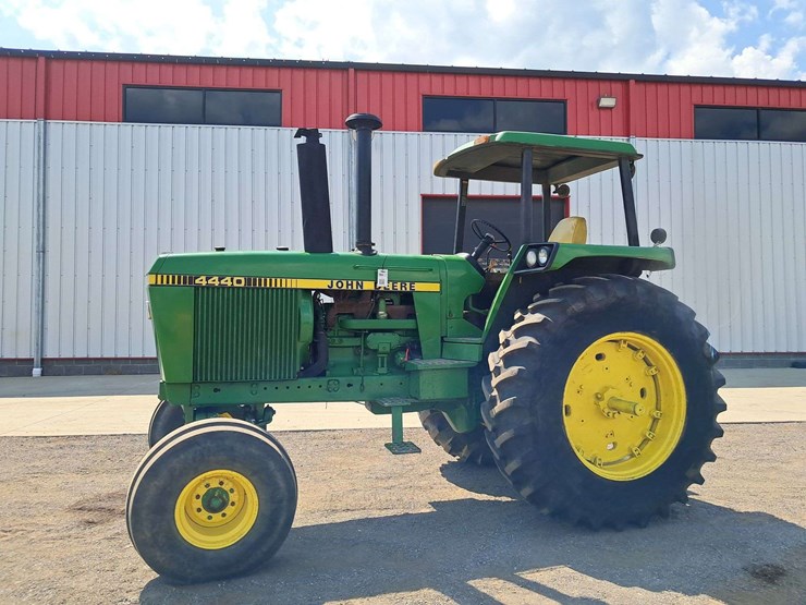 john-deere-4440-image-1