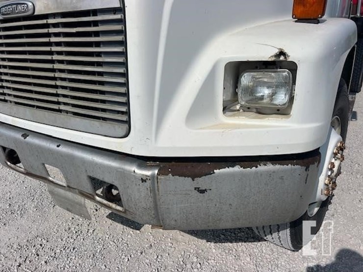2003-freightliner-fl70-image-16