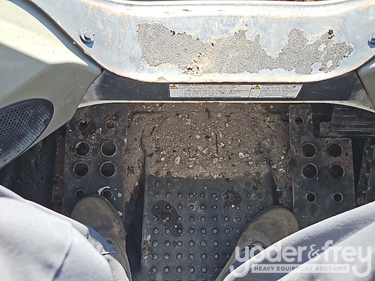 2019-bobcat-t740-image-25