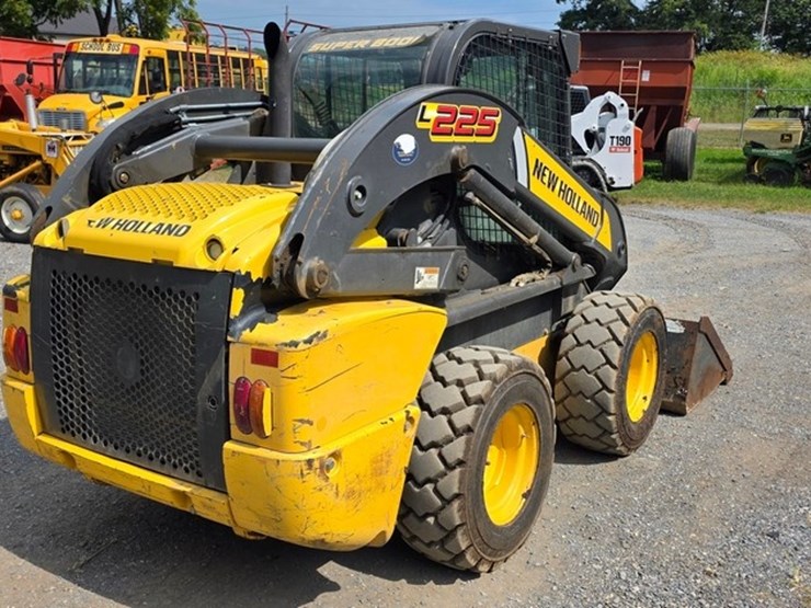 new-holland-l225-image-4