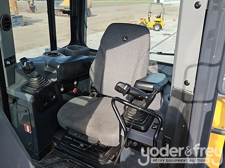 2022-deere-750l-image-32