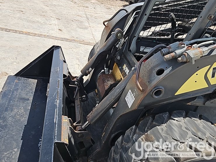 2015-new-holland-l230-image-13