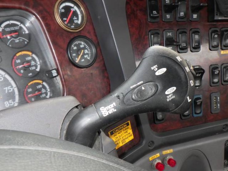 2020-freightliner-114sd-image-18