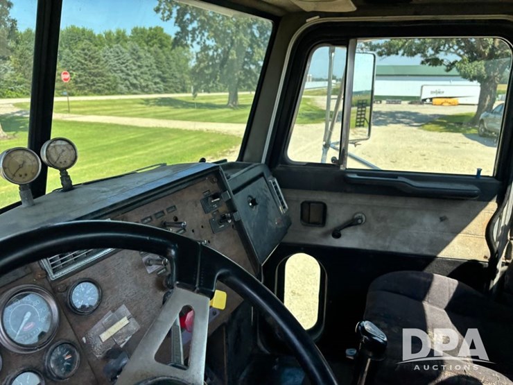 1999-peterbilt-385-image-64