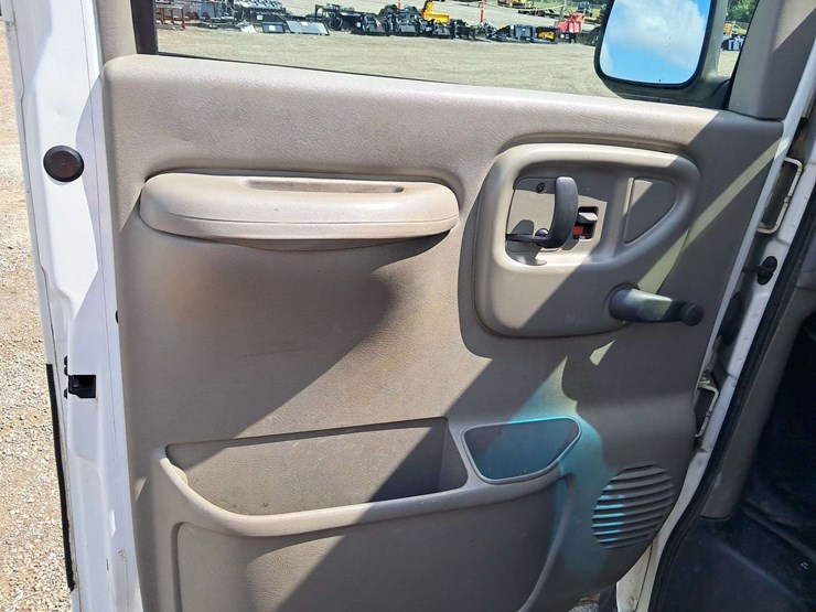 2001-gmc-savana-express-van-image-16