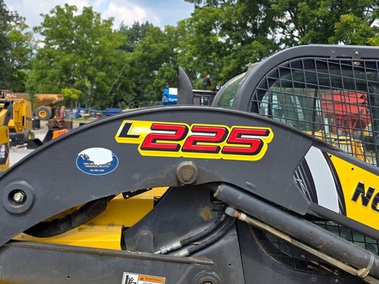 new-holland-l225-image-16