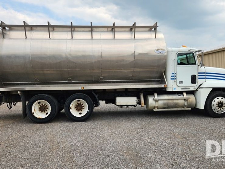 1995-freightliner-fld120-image-1