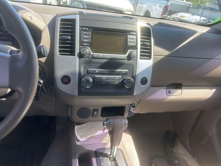 2015-nissan-frontier-sv-image-15