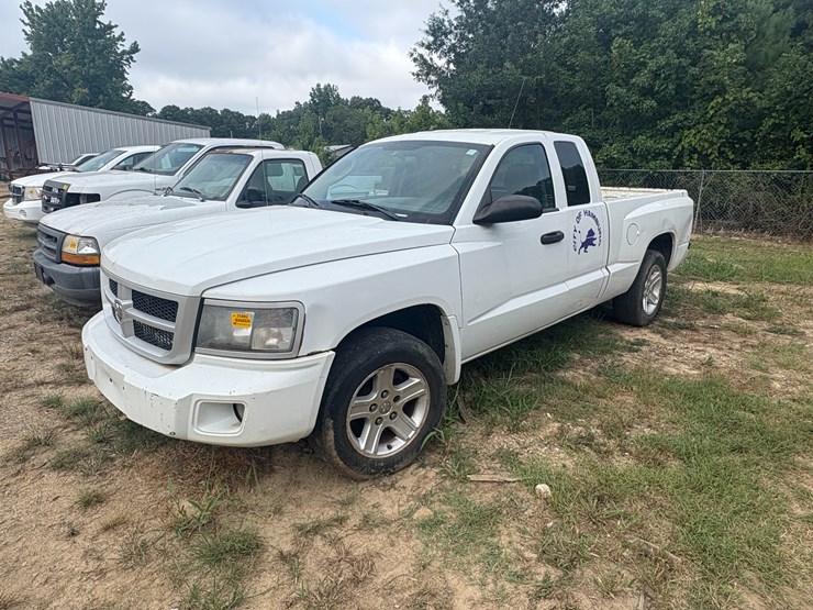 2011-dodge-dakota-image-1