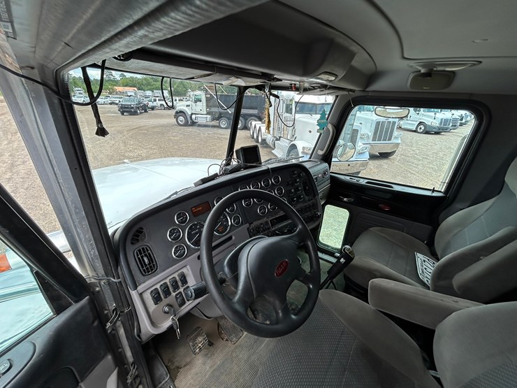 2013-peterbilt-367-image-14