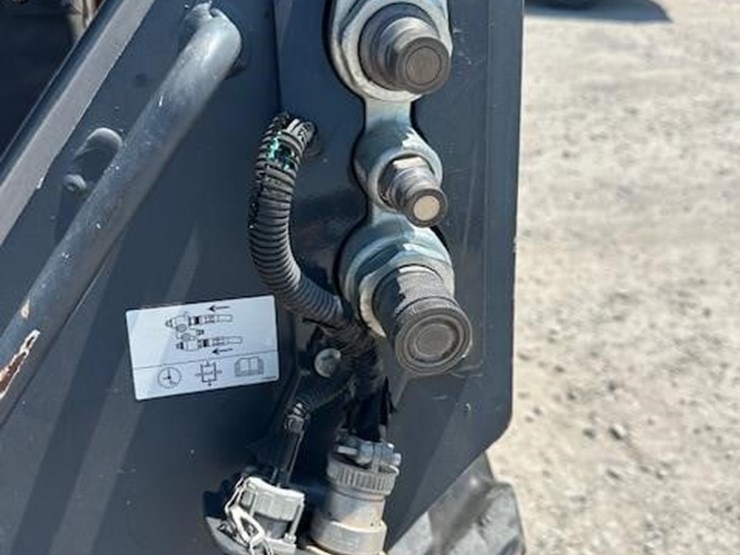 2015-deere-320e-image-18