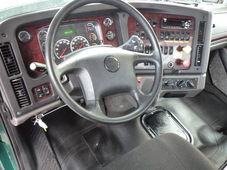 2020-freightliner-114sd-image-14