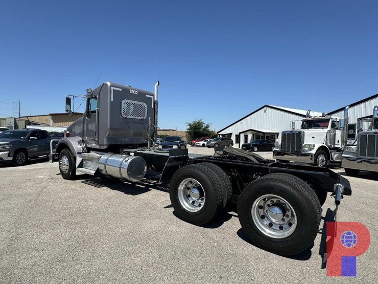 2013-kenworth-t800-image-2