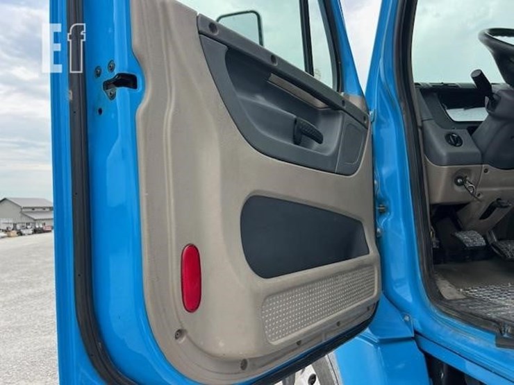 2013-freightliner-cascadia-113-image-38