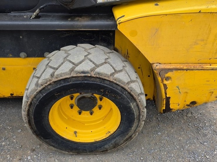 new-holland-l225-image-23