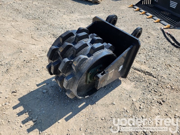 2025-caterpillar-320-image-1