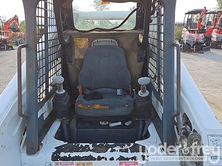 2007-bobcat-t300-image-24