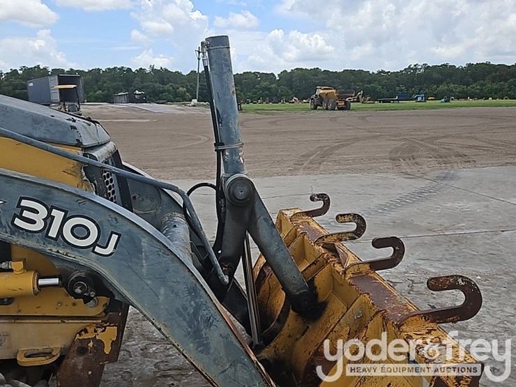 2011-deere-310j-image-12