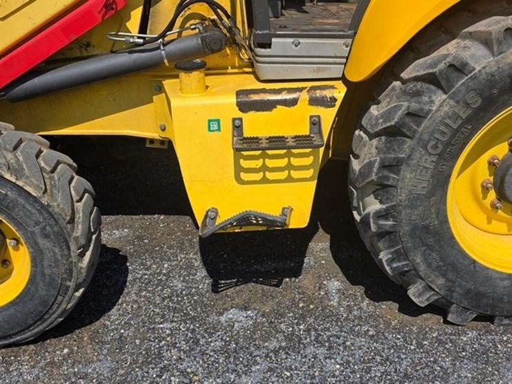 2011-new-holland-b95b-image-31