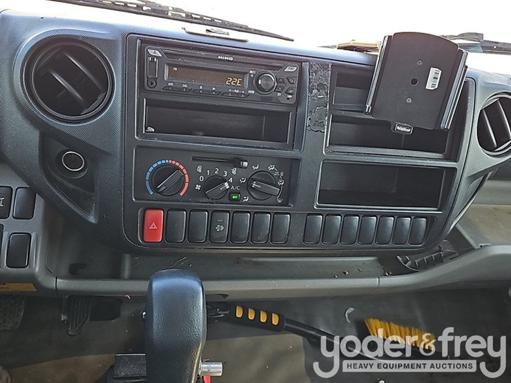 2019-hino-195-image-28