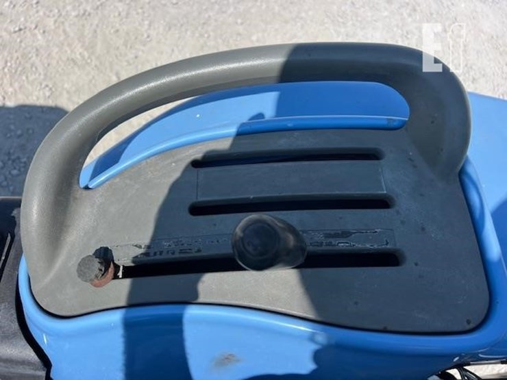 2008-new-holland-t2220-image-27