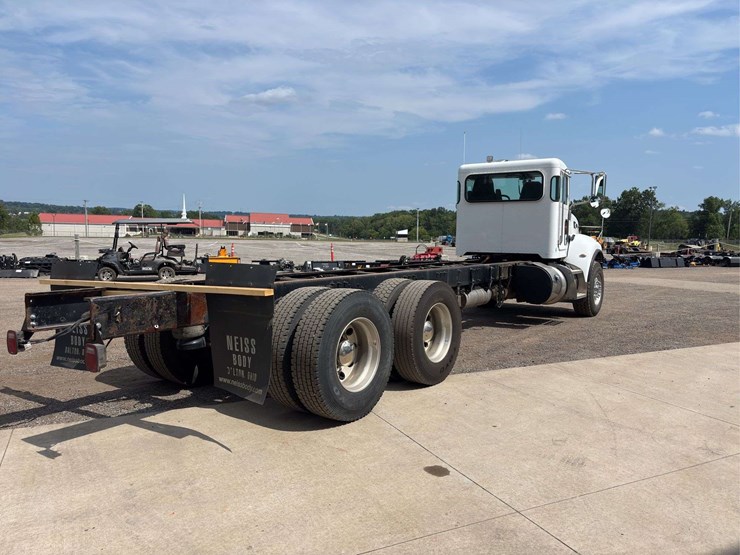 2012-peterbilt-348-image-3