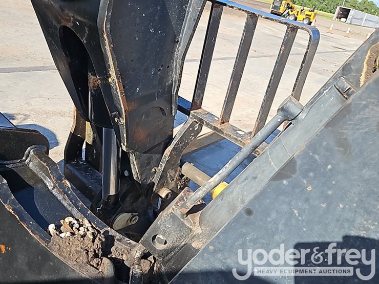2018-jlg-1055-image-11