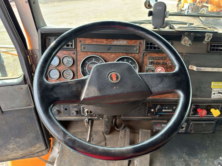 1999-kenworth-t300-image-47