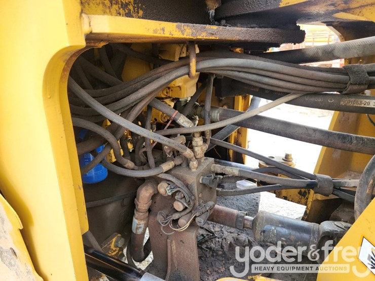 2010-deere-644k-image-9