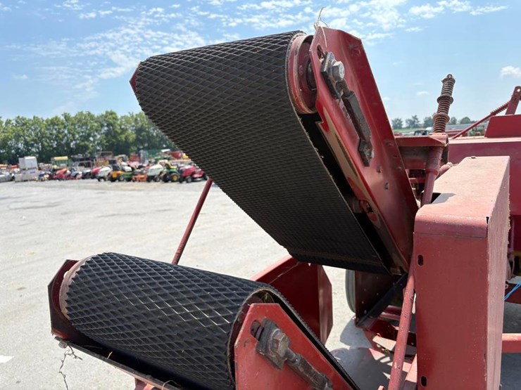 new-holland-570-image-7