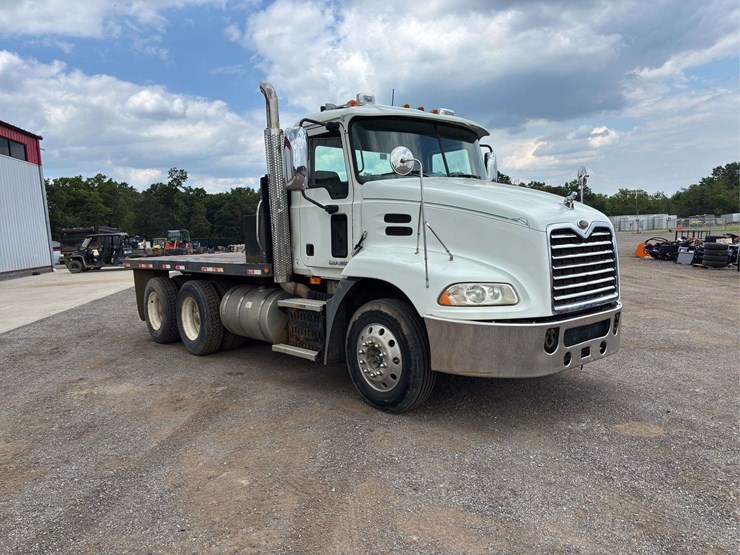 2009-mack-cxu-(pinnacle)-flatbed-truck-image-2
