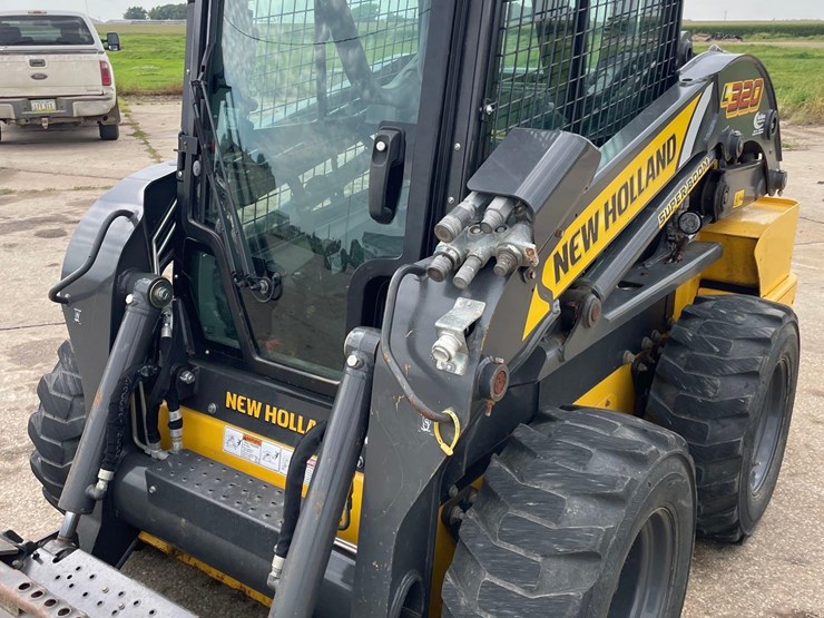 2022-new-holland-l320-image-15