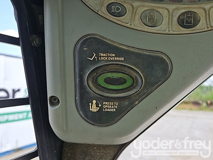 2009-bobcat-t300-image-21