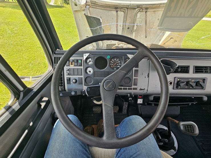 2000-freightliner-fl60-image-69