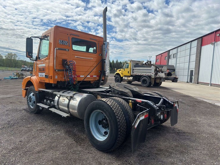 2007-volvo-vnm200-semi-truck-image-4