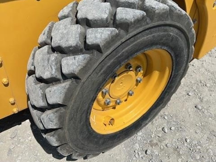 2018-deere-318g-image-10