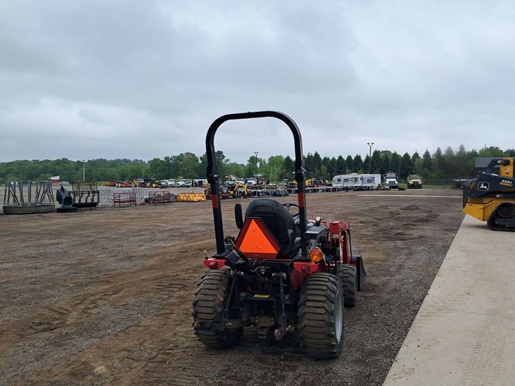 2022-mahindra-max25xlh-4wd-tractor-image-3