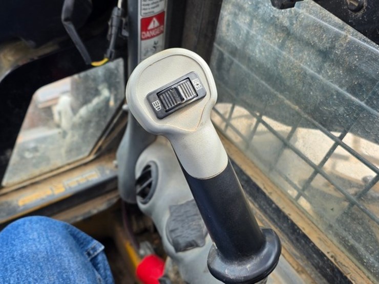 new-holland-l225-image-46