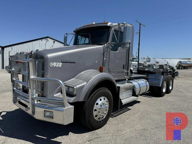 2013-kenworth-t800-image-1